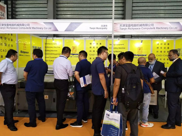 QY千亿国际三合一裁床展机前客户